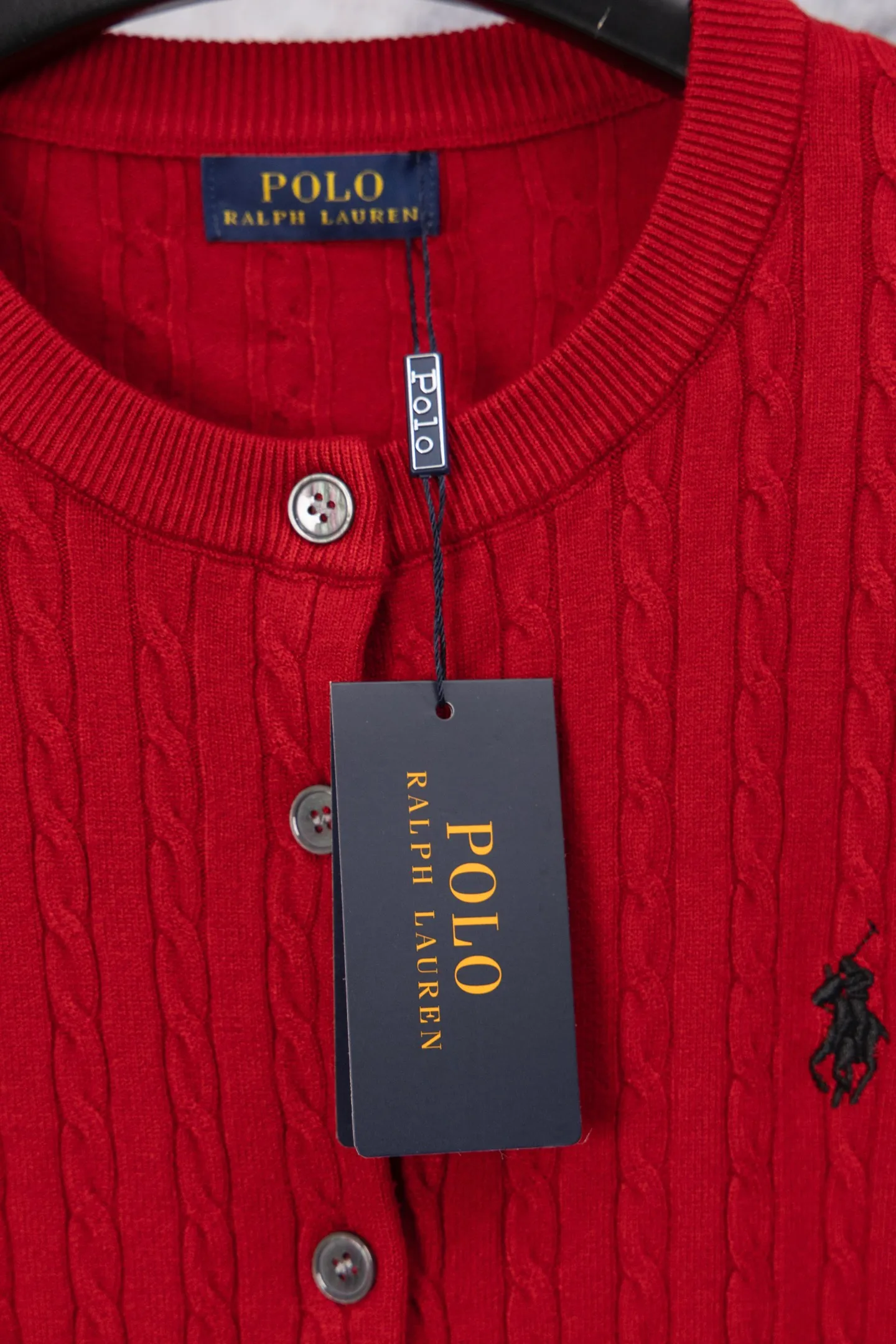 P170 Ralph Lauren Classic Round Neck Solid Color Pony Embroidered Logo Knitted Cardigan Long Sleeve Ralph Lauren Classic Basic Versatile Twist Knitted Cardigan Long Sleeve Main supply platform live broadcast Wholesale entity Replenish when out of stock Not removed from the shelves Quality 1:1 patterning Complete three standards Correct version of pony logo Imported quality cotton yarn Focus on high-end Cost-effective Good quality Needless to say Zhao Lusi's same style is really amazing, so sweet I'm so beautiful. This cardigan is really good-looking. It's simple and easy to wear. It's a must-have for goddess ootd. Good-looking clothes are never picky. A must-have in the wardrobe of goddesses. Size: S-XL. Color: black, apricot, gray, navy, red, white.